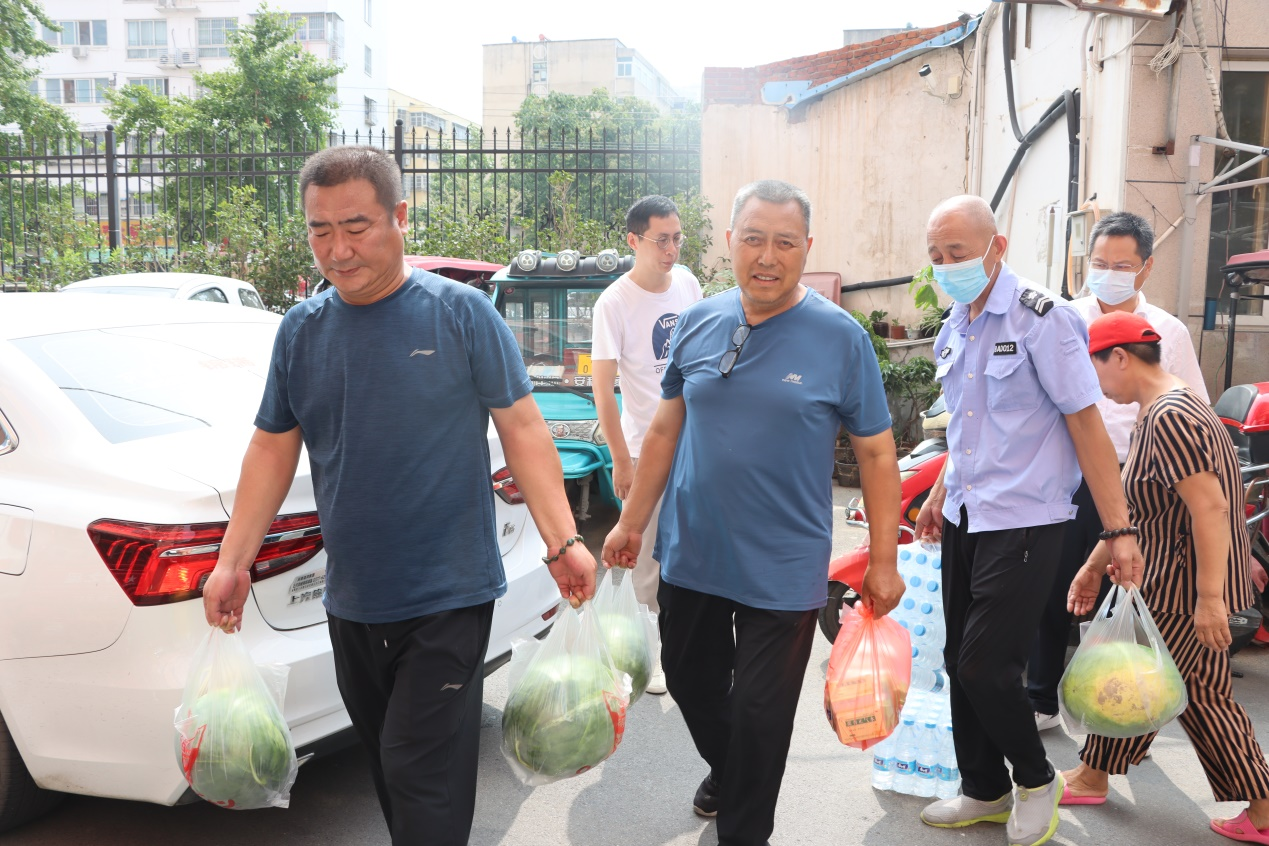 南陽(yáng)市國(guó)益資產(chǎn)管理有限公司 開展高溫天氣送清涼慰問(wèn)活動(dòng)